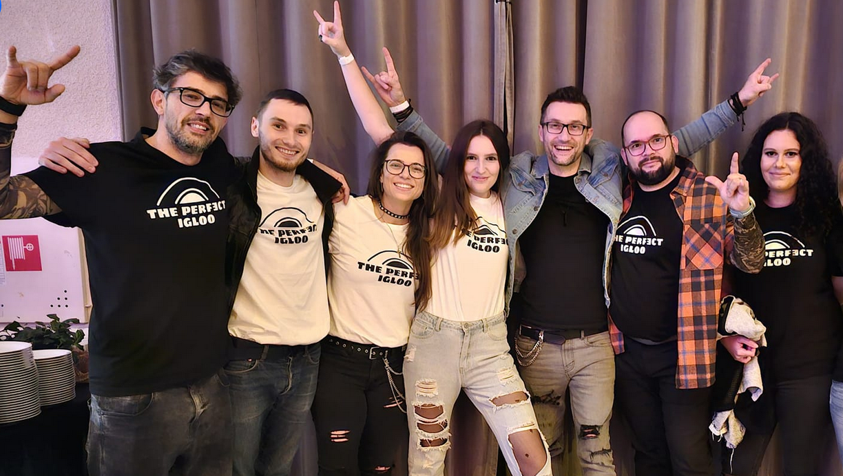 Fanúšikovia v TPI tričkách